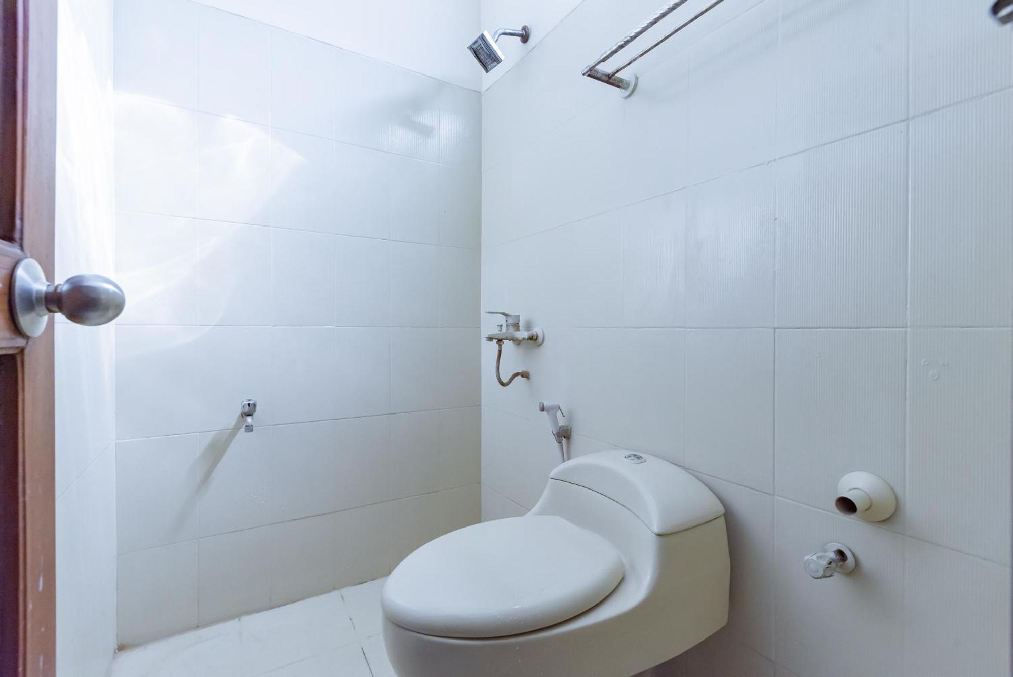 Reddoorz Near Pasar Pagi 2 By Cassana Hotel Cirebon Exterior photo