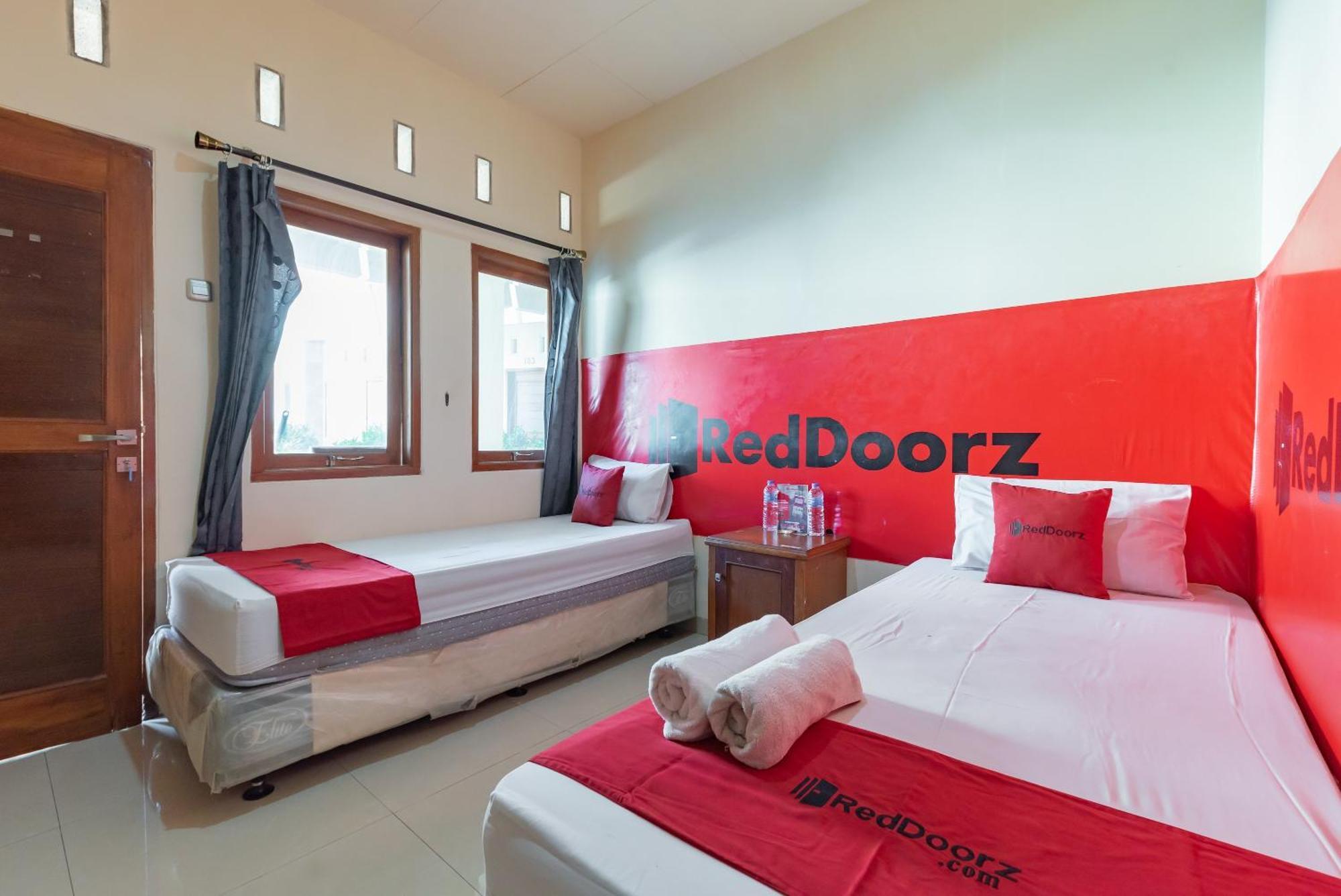 Reddoorz Near Pasar Pagi 2 By Cassana Hotel Cirebon Exterior photo