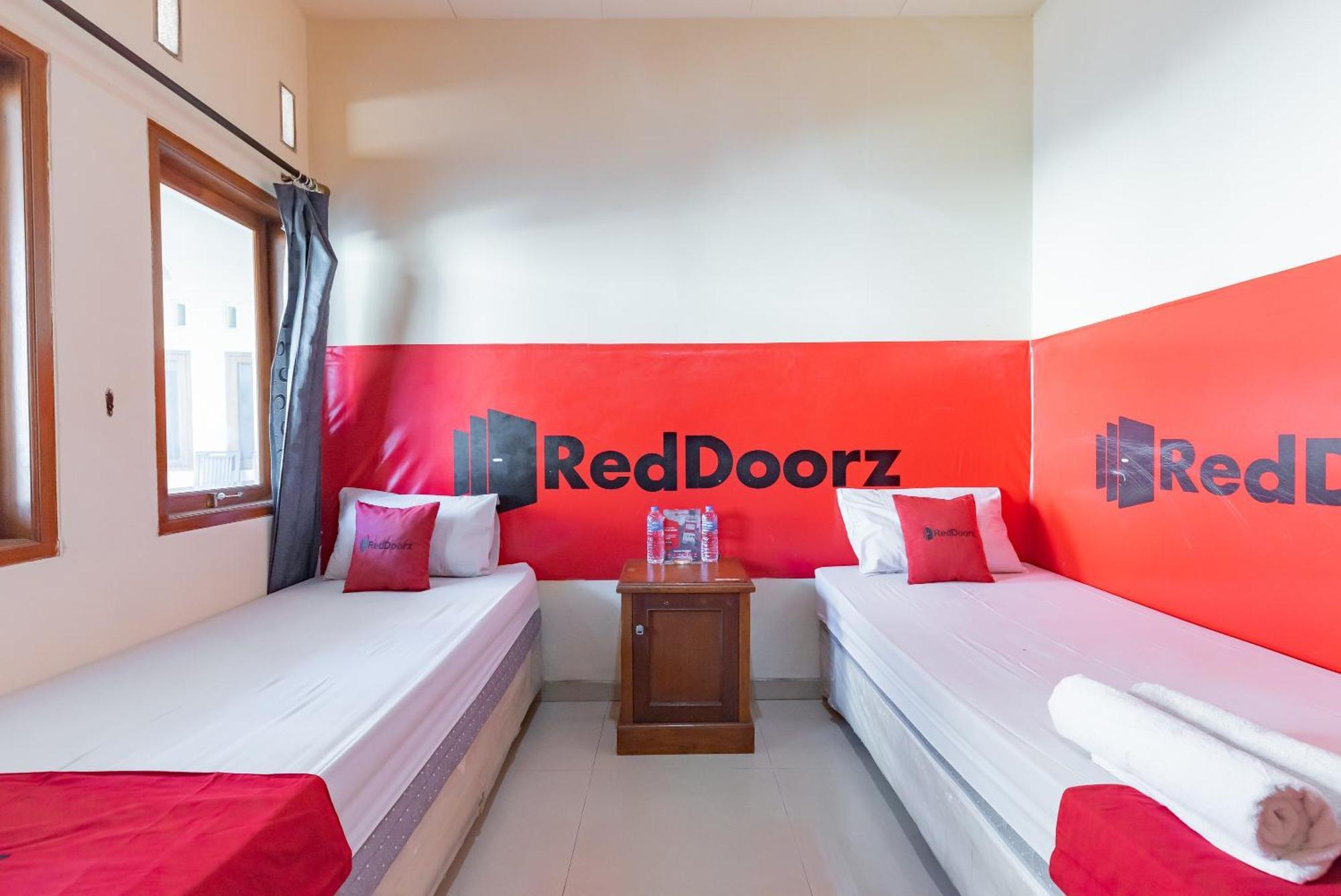 Reddoorz Near Pasar Pagi 2 By Cassana Hotel Cirebon Exterior photo