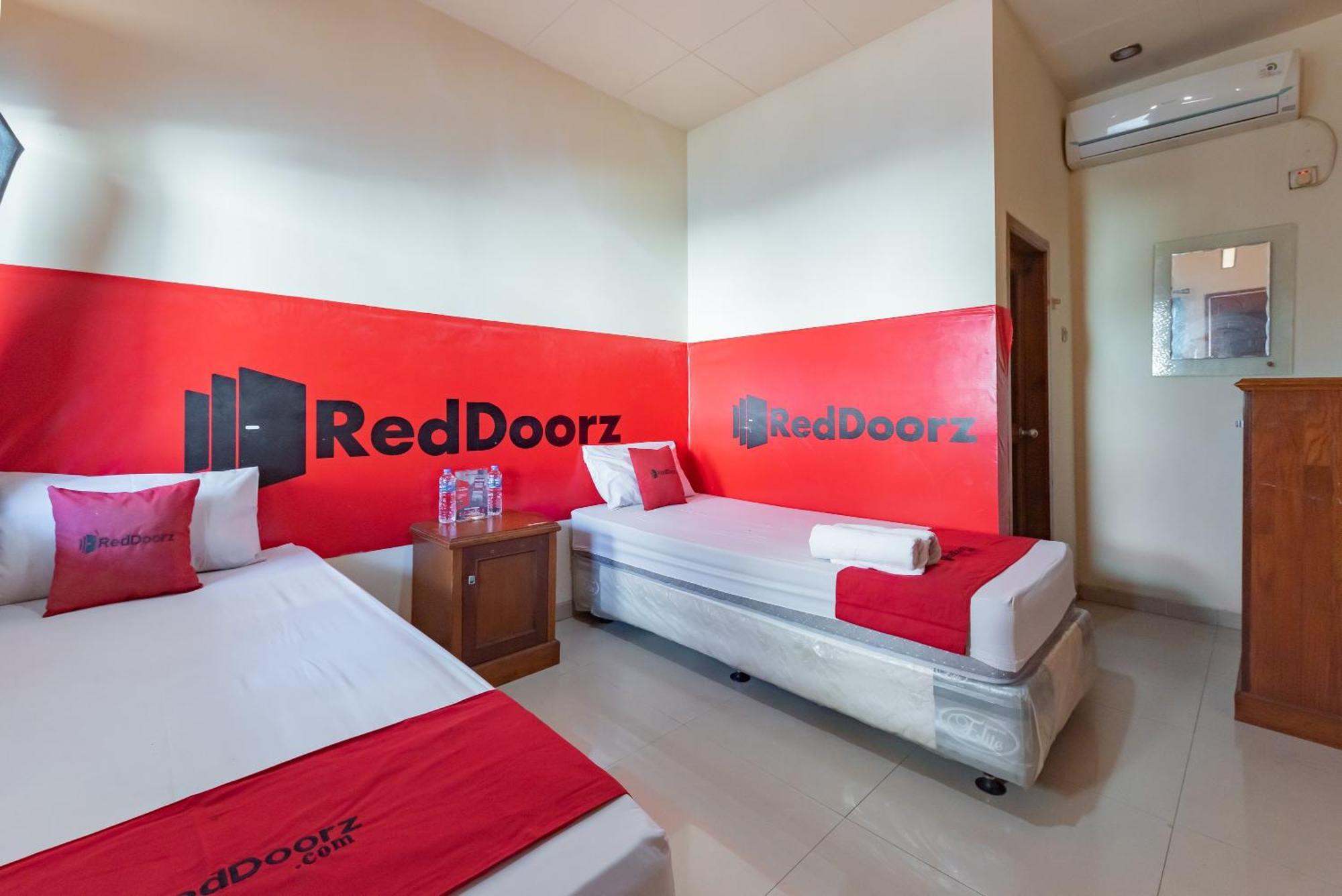 Reddoorz Near Pasar Pagi 2 By Cassana Hotel Cirebon Exterior photo