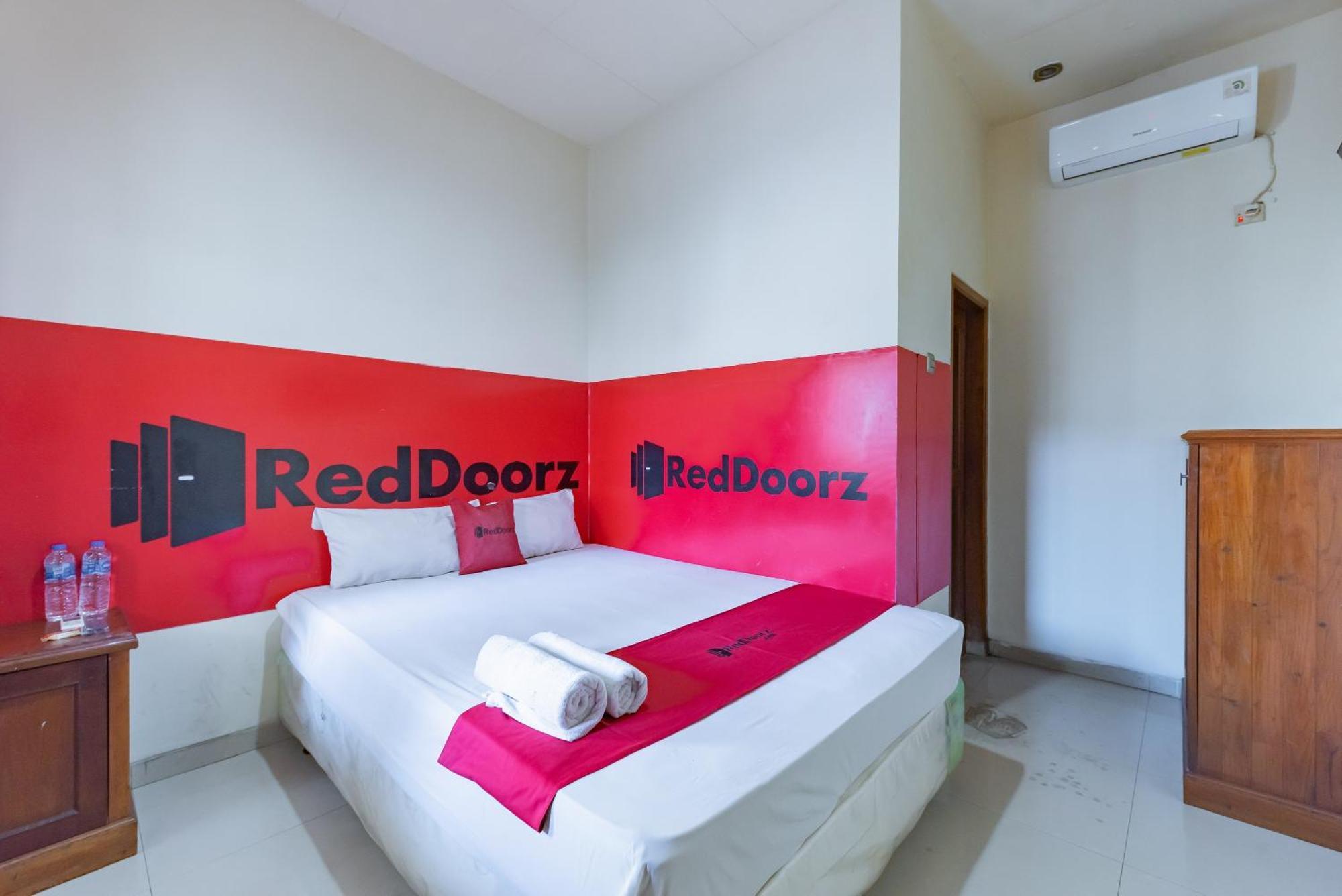 Reddoorz Near Pasar Pagi 2 By Cassana Hotel Cirebon Exterior photo