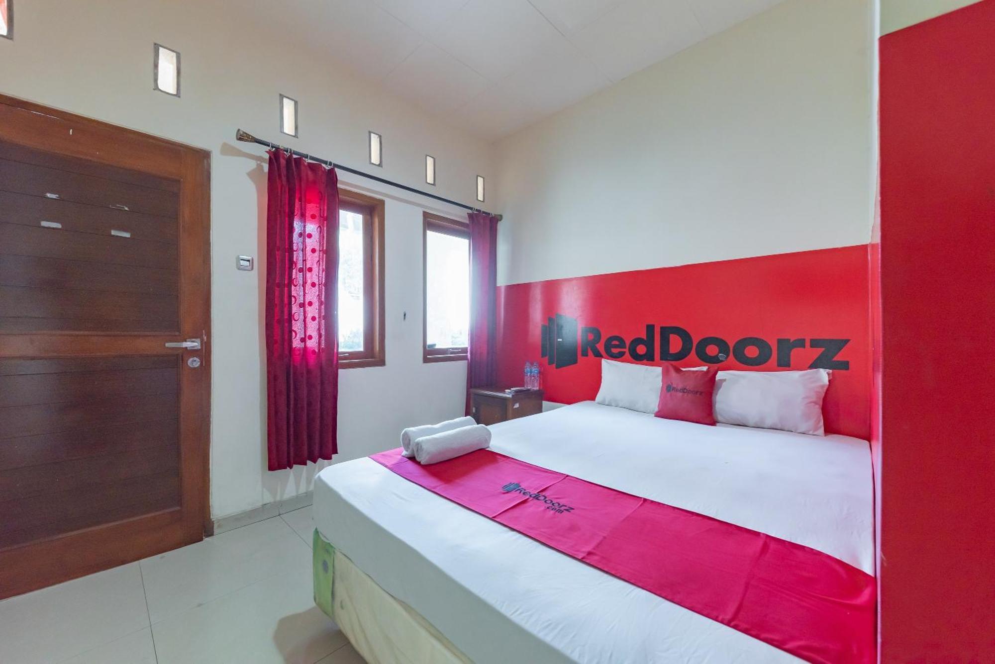 Reddoorz Near Pasar Pagi 2 By Cassana Hotel Cirebon Exterior photo