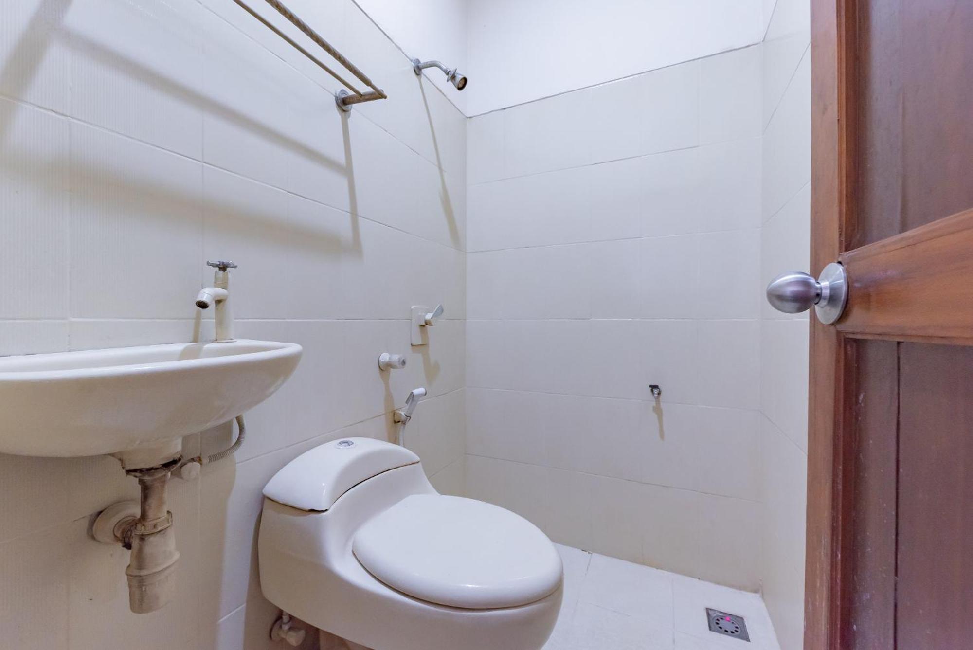 Reddoorz Near Pasar Pagi 2 By Cassana Hotel Cirebon Exterior photo