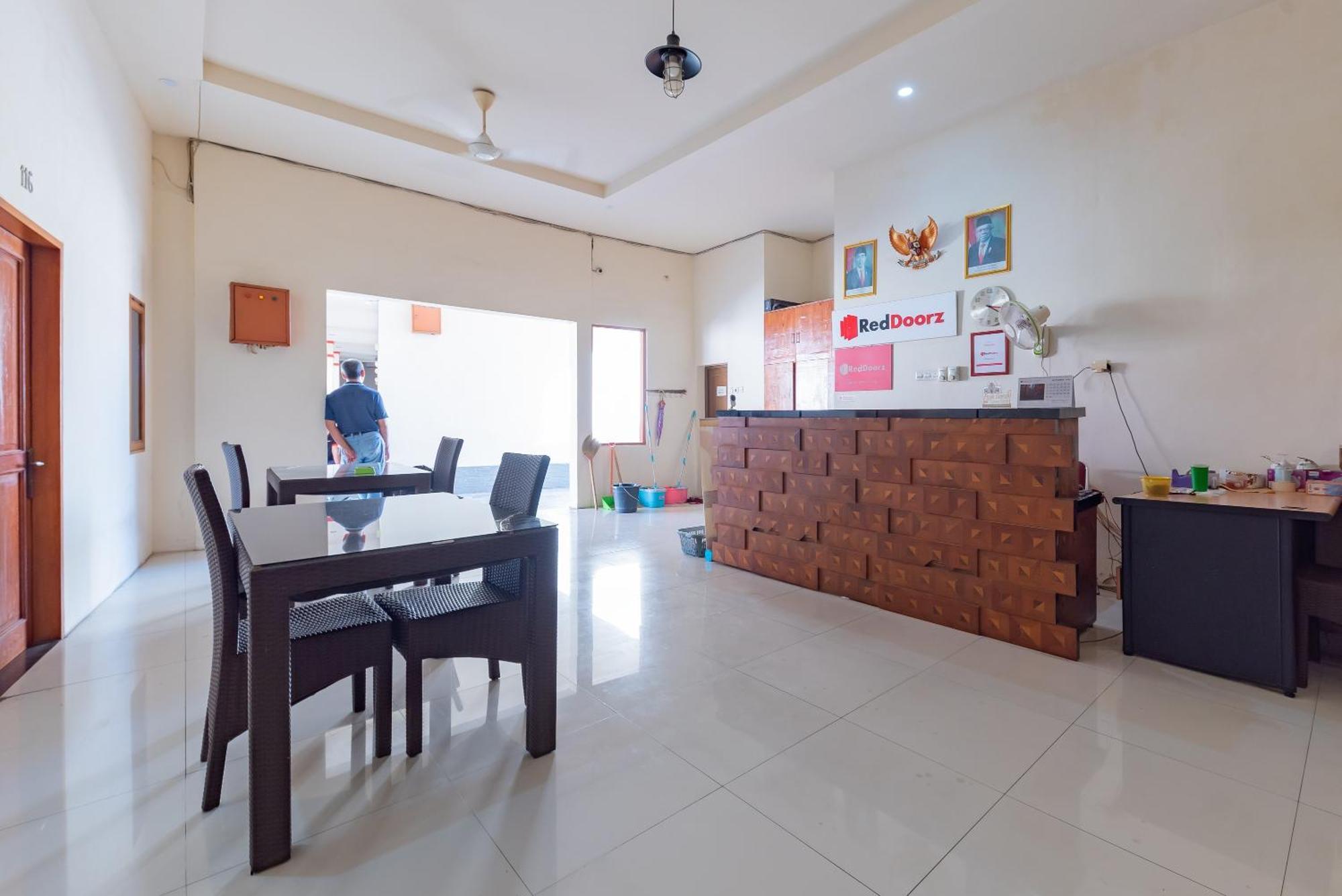 Reddoorz Near Pasar Pagi 2 By Cassana Hotel Cirebon Exterior photo