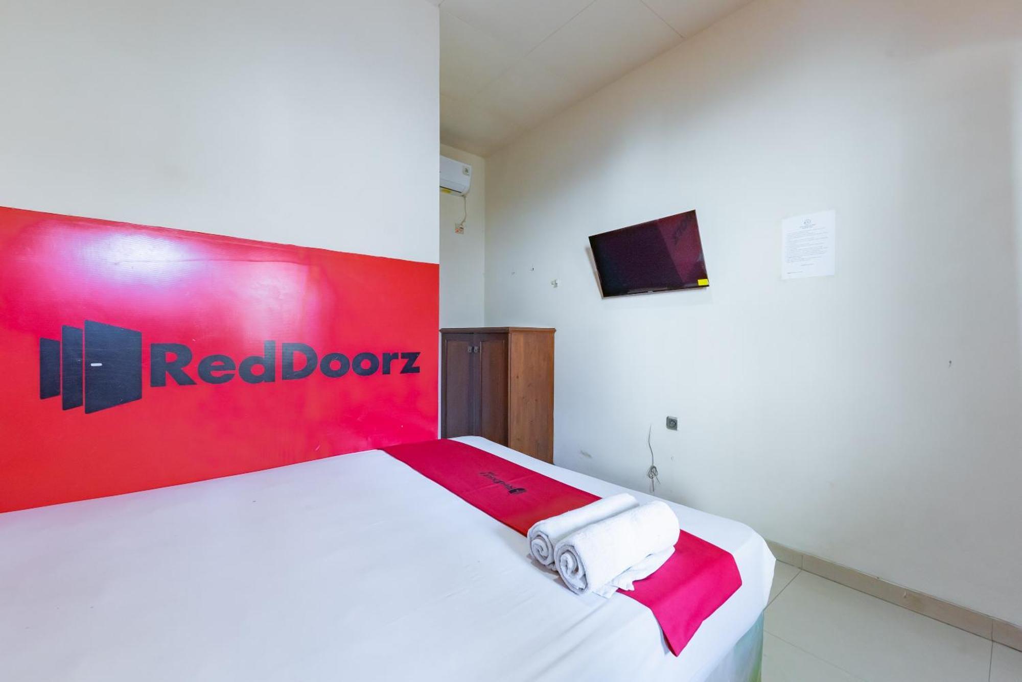 Reddoorz Near Pasar Pagi 2 By Cassana Hotel Cirebon Exterior photo