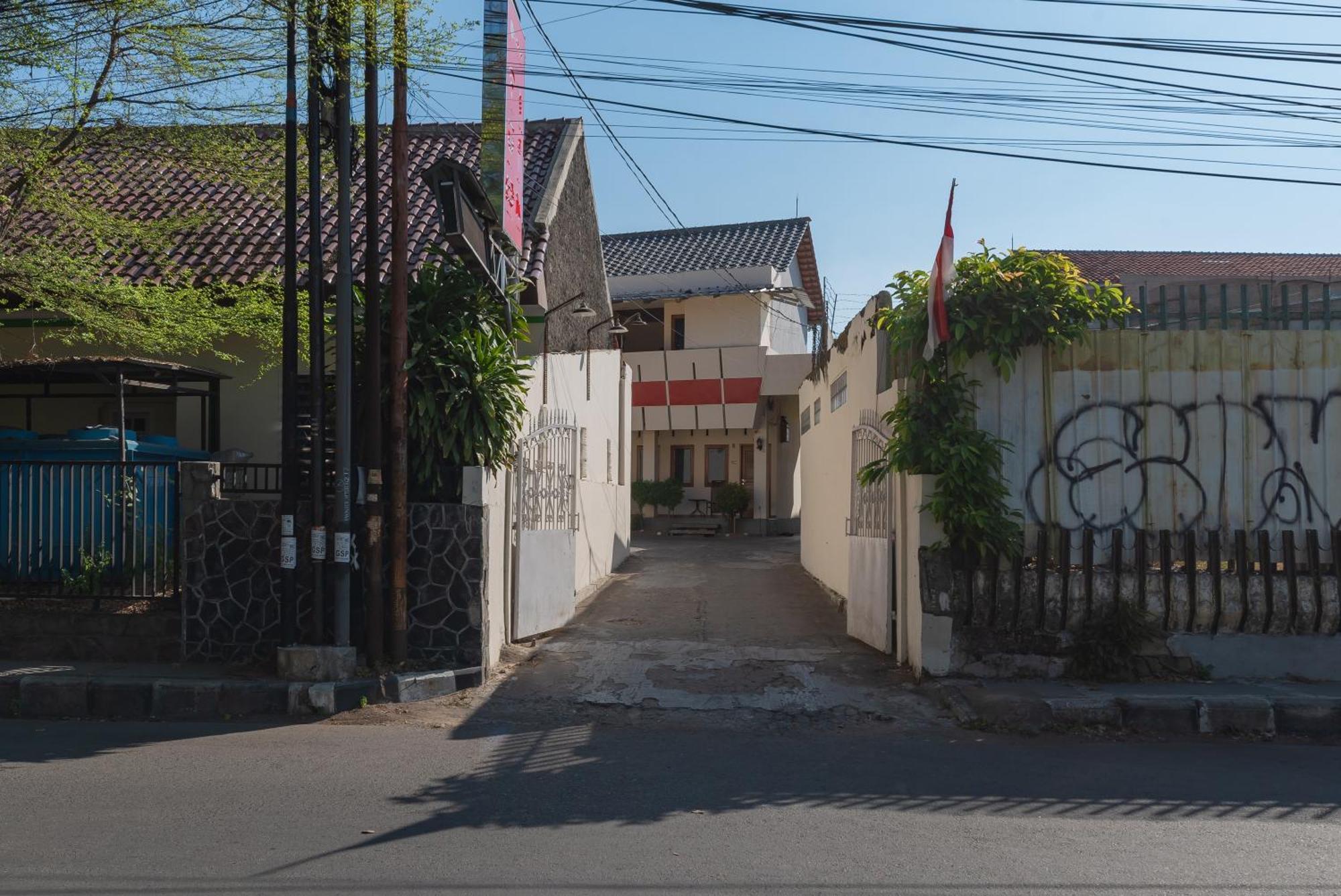 Reddoorz Near Pasar Pagi 2 By Cassana Hotel Cirebon Exterior photo