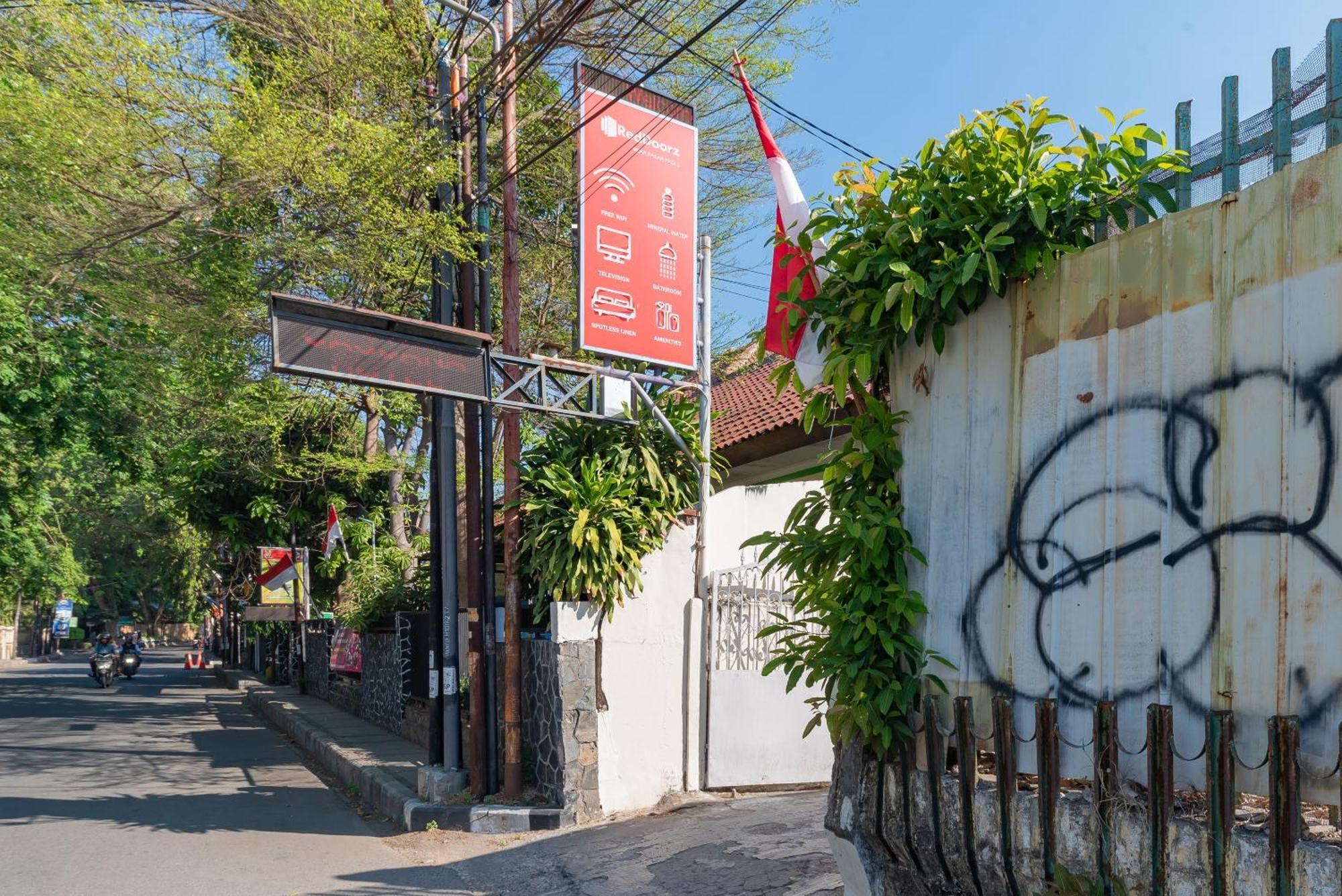 Reddoorz Near Pasar Pagi 2 By Cassana Hotel Cirebon Exterior photo